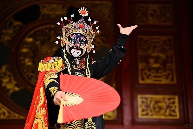 A Sichuan opera performer holding a fan